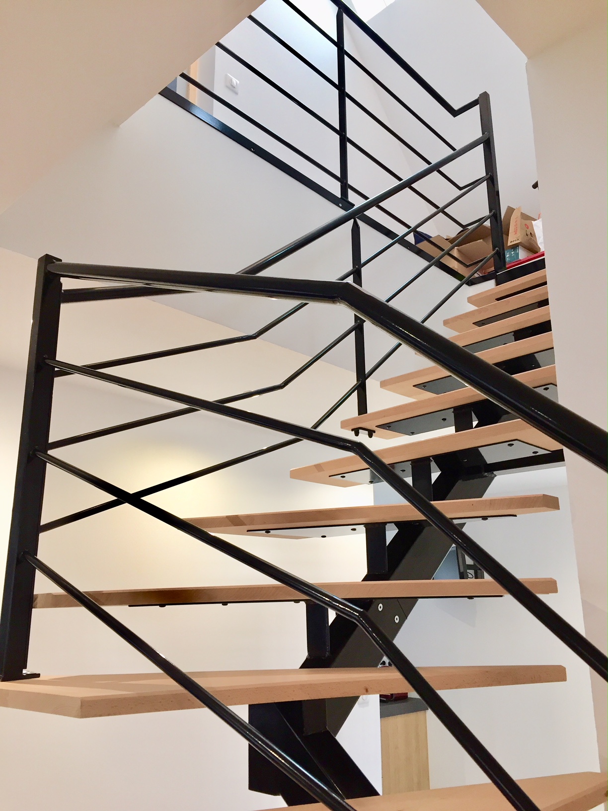 Escalier sur mesure métal et bois à limon central — réalisation Art et Fer