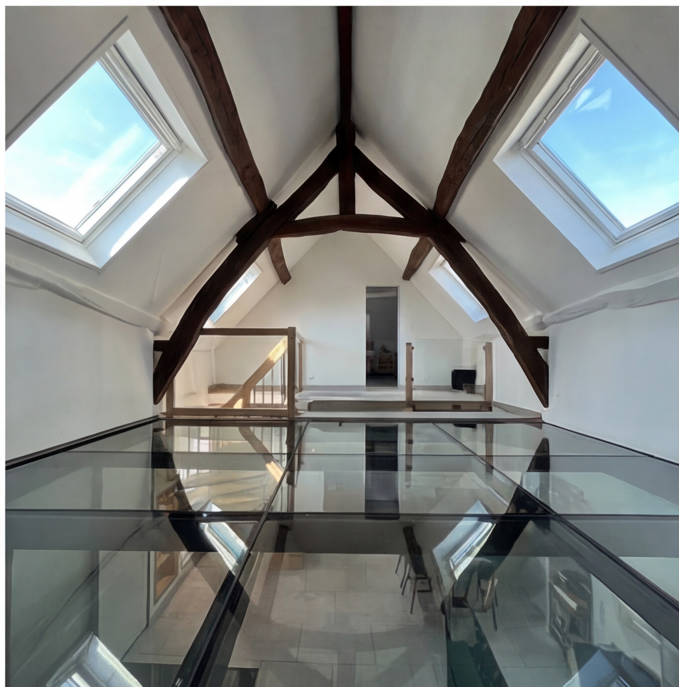 Plancher de verre sur châssis métallique dans un parquet