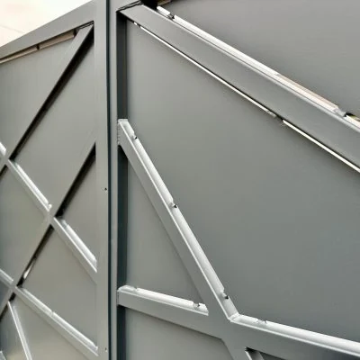 Portail acier gris à deux vantaux avec diagonales décoratives — réalisation Art et Fer
