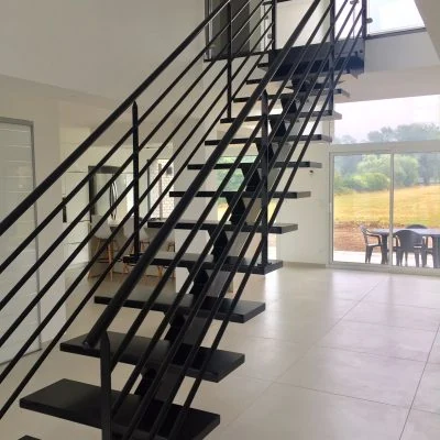 Rampe d’escalier métallique à courbes décoratives — réalisation Art et Fer