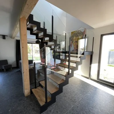 Escalier droit métallique avec marches bois et garde-corps noir — réalisation Art et Fer