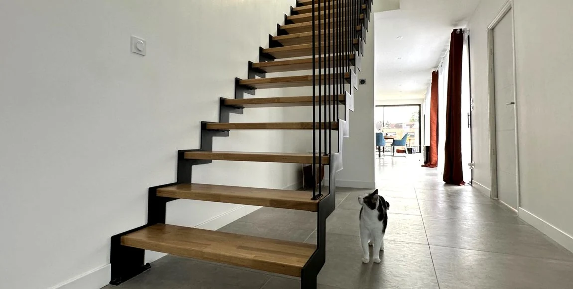 Escalier métallique avec marches en bois et garde-corps à lisses — réalisation Art et Fer