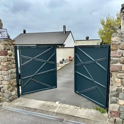 Détail des diagonales et assemblages d’un portail en acier — réalisation Art et Fer