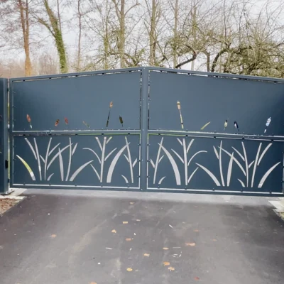 Portail acier à décor végétal découpé — réalisation Art et Fer