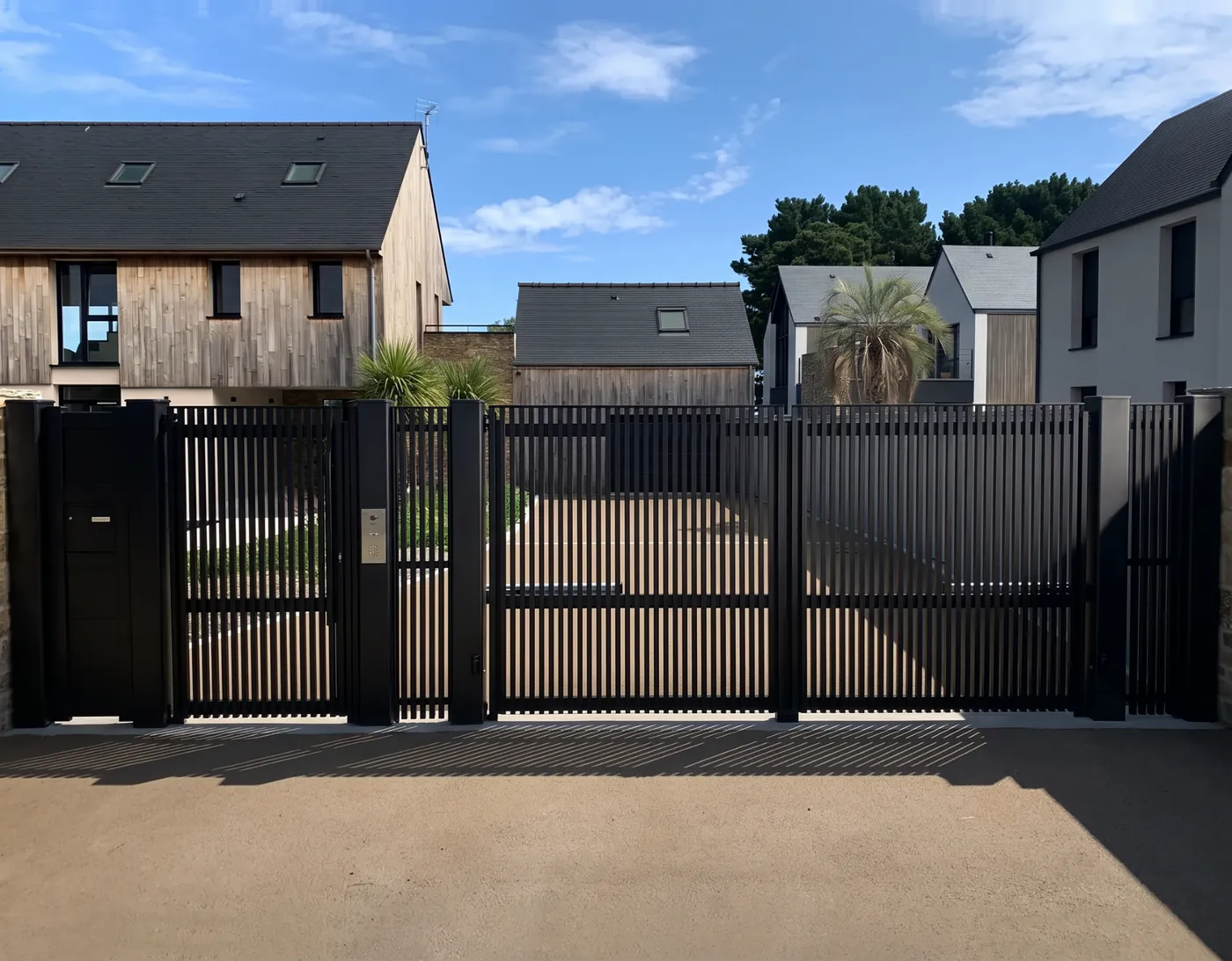 Portail et clôtures aluminium ajourés noirs assortis