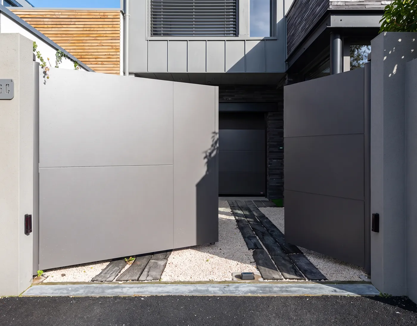 Portail aluminium battant gris ouvert, design moderne