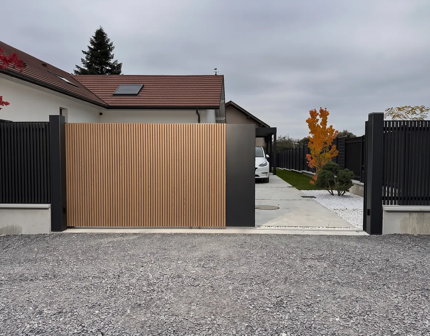 Portail aluminium à claire-voie avec lames verticales finition imitation bois