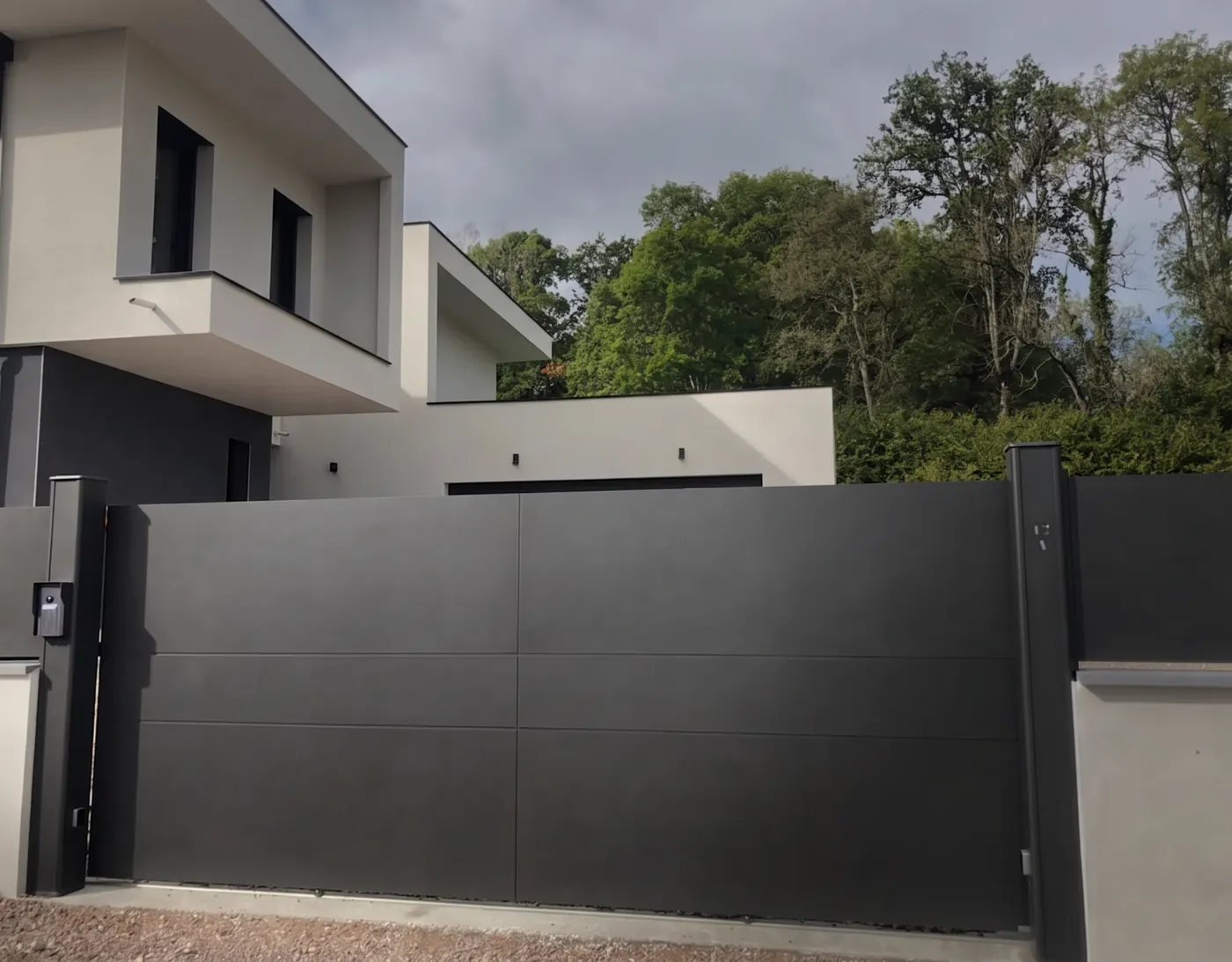 Grand portail aluminium plein anthracite aux lignes horizontales