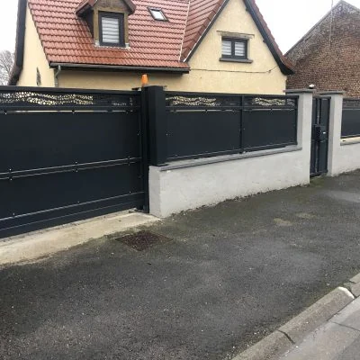 Portail plein anthracite avec lisses horizontales — réalisation Art et Fer