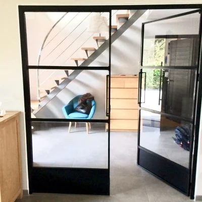 Porte et verrière métalliques dans un intérieur — réalisation Art et Fer