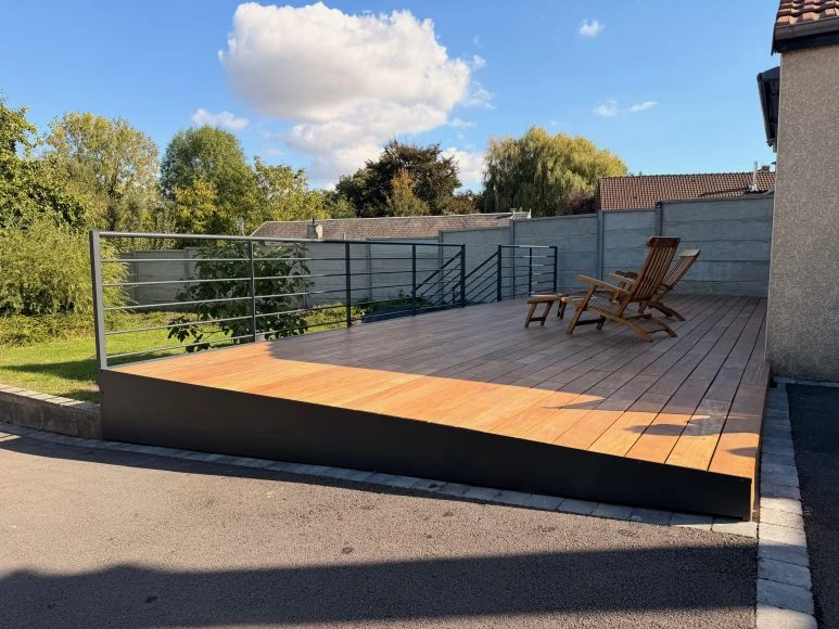 Terrasse sur structure métallique avec platelage bois et garde-corps dans le Nord